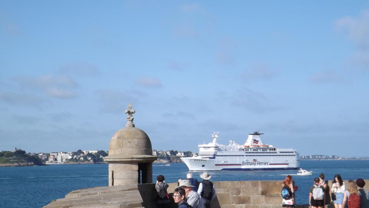 Appartement T2 ,Parking Prive,Terrasse, 10 Mns A Pieds De La Cite Corsaire Et Ses Plages Saint-Malo Exteriör bild